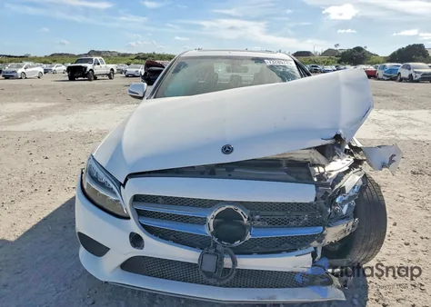 2019 Mercedes-Benz C 300 z USA, uszkodzony, nr VIN 55SWF8DB4KU295495